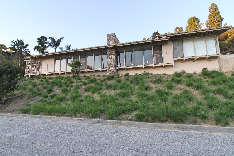 Modern Mid Century Villa: 60s Movie style villa / This mid century 60s modernism villa is a new renovated with authentic furnishing and retro designed decor objects presenting a true architectural beauty and capturing the 60s era accurate. It offers a perfect view of Los Angeles. The stylish property includes professional landscaped garden, a patio with a large deck and plenty of parking. Located on a gently sloping hill. No thru traffic street. 1 floor, 2 bedrooms and 3 baths.