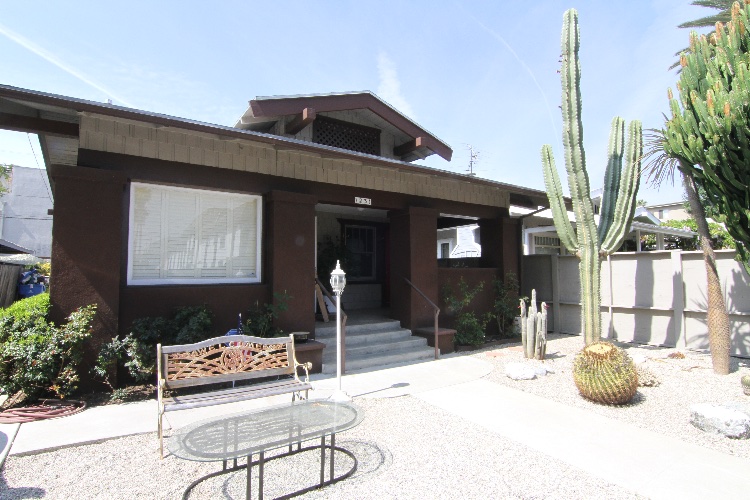 Traditional Hollywood Style House: Hollywood Style House from the 40s.
Rate applies to 7AM-9PM. 
Overnight is negotiable. 
1 Master Bedroom, 1 Bathroom available for filming plus Living Room, Kitchen and Exterior.