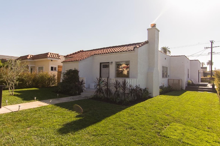 Mid Town Modern with Private Staging Courtyard: 2200s1f. house 3 bedrooms, 2 lounges. Private courtyard for staging. Great for parking since it is a corner lot. Very clean and tidy. Modern home with a Spanish exterior. Printer and office.