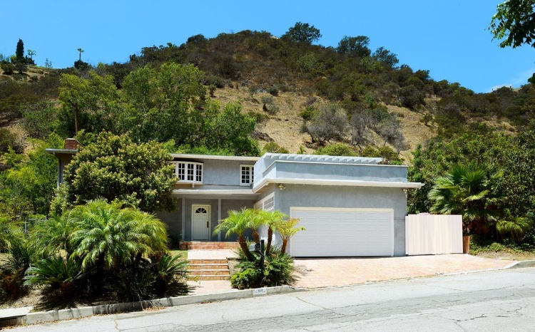 Gorgeous 5 Bedroom 5 Bathroom Property: IMPORTANT: Student rate is for up to 25 people only; Indie rate is for up to 40 people only: Commercial rate is for up to 60 people only. The home is a gorgeous two story 5 bedroom, 5 bathroom property in the heart of Beverly Hills.
It has breathtaking views, open layout, with modern style bedrooms, beautiful terrace. It has large open living room, kitchen, breakfast and dining areas.