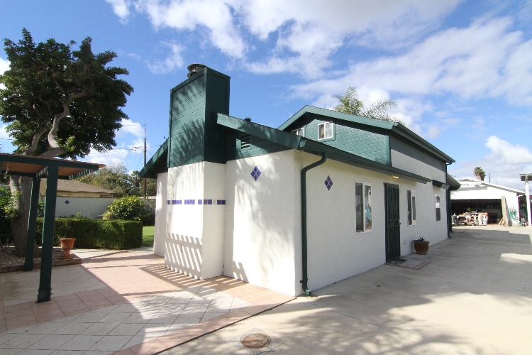 1 Bedroom House on a Large Property with a Workshop: Two Story, 1 Bedroom, 1 Bathroom House with Garden, Working Shop and Large Outdoor Area. Many Outdoor Areas for Filming. PLEASE NOTE: location shares the same property with another house. Both locations can be combined and negotiated depending on what you need for filming. Please follow the link to view: https://locations.film/location/566